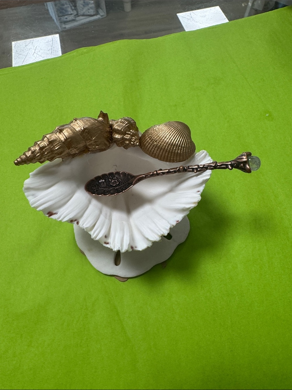 Decorative Bear Paw Shell Serving Dish with Spo for Home Dining - White & Copper